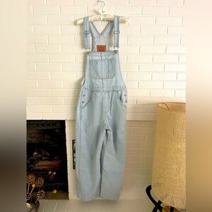 Levi’s loose-fit overalls.Light wash. NWOT 100% cotton. Relaxed fit. 30” inseam.